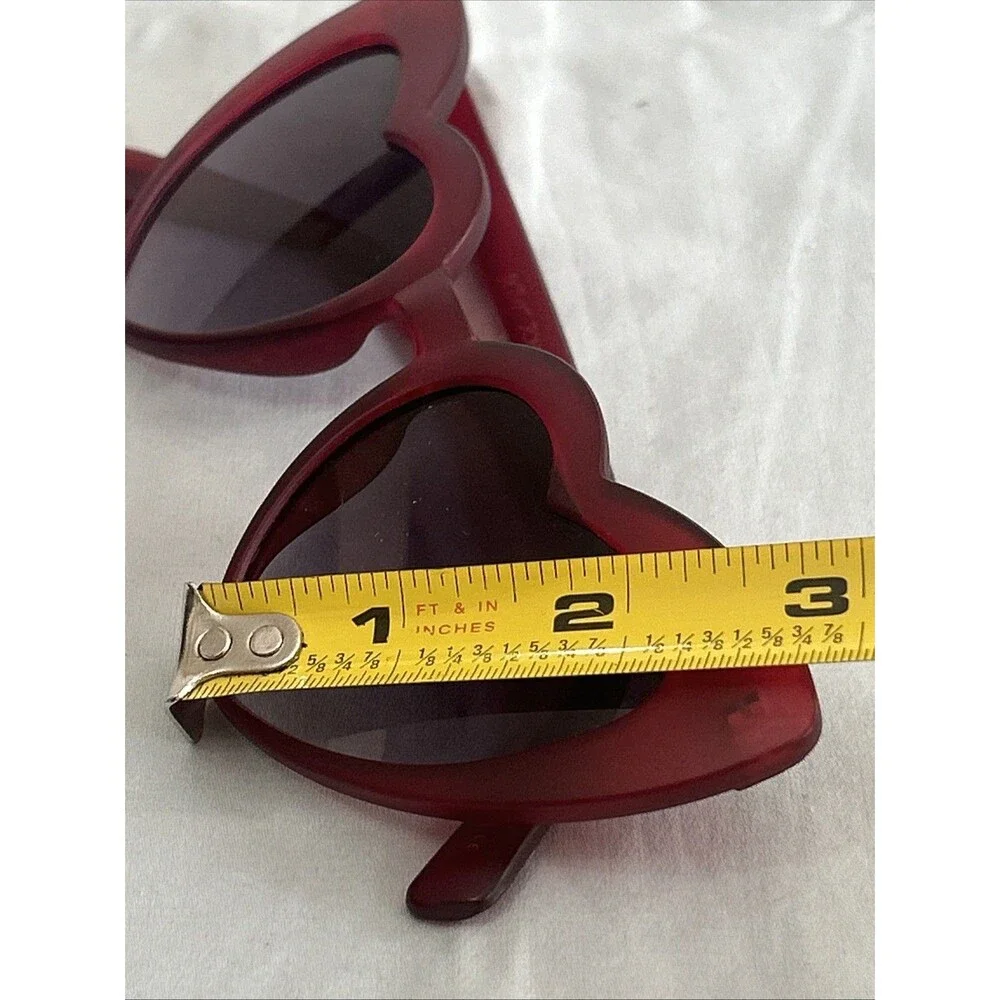 Betsey Johnson item features
